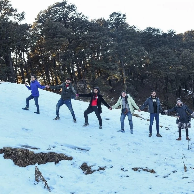 Wravelers enjoying snow