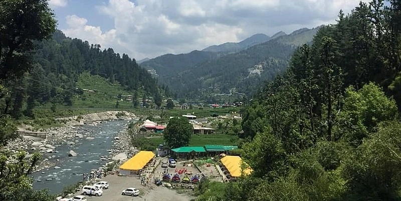 2-nights-3-days-camping-trip-to-barot-JustWravel-1734083483-800px-Barot_Valley_,Mandi,Himachal_Pardesh.jpg