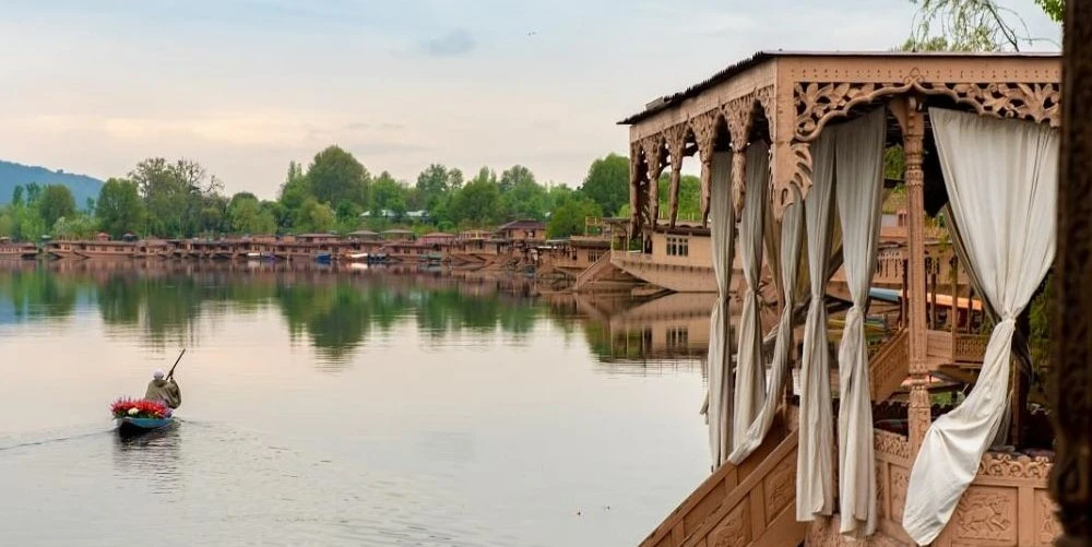 3night-4days-kashmir-trip-JustWravel-1744288235-Kashmir-packages-(6).jpg