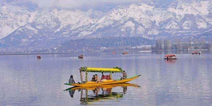 4-days-kashmir-honeymoon-package--JustWravel-1733923194-Honeymoon-Banner-(5).jpg