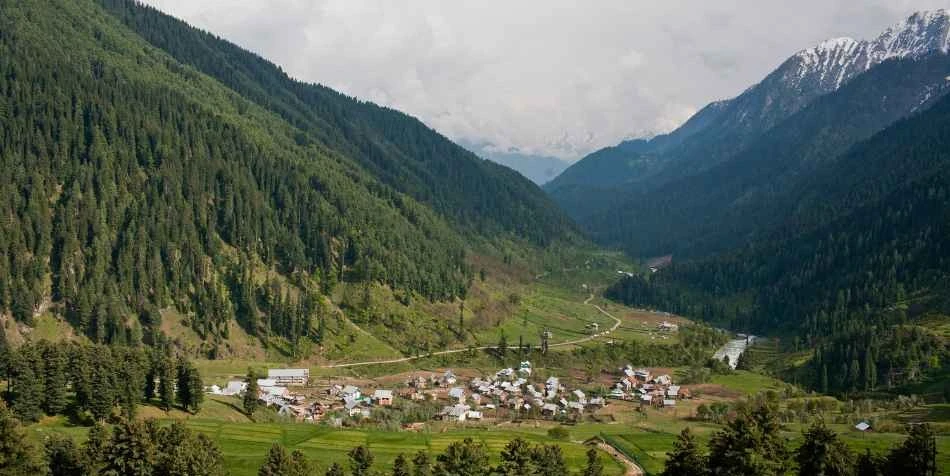 kashmir-honeymoon-package-5n-6d-JustWravel-1753284475-The-lush-green-Aru-Valley.jpg
