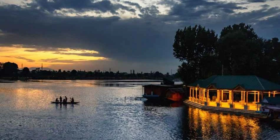 kashmir-honeymoon-package-–-4-nights-5-days-JustWravel-1753067050-A-stunning-sunset-at-Dal-Lake.jpg