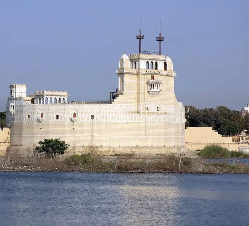 3n-4d-gujarat-tour-package-JustWravel-1753077336-Lakhota-lake-and-museum.webp