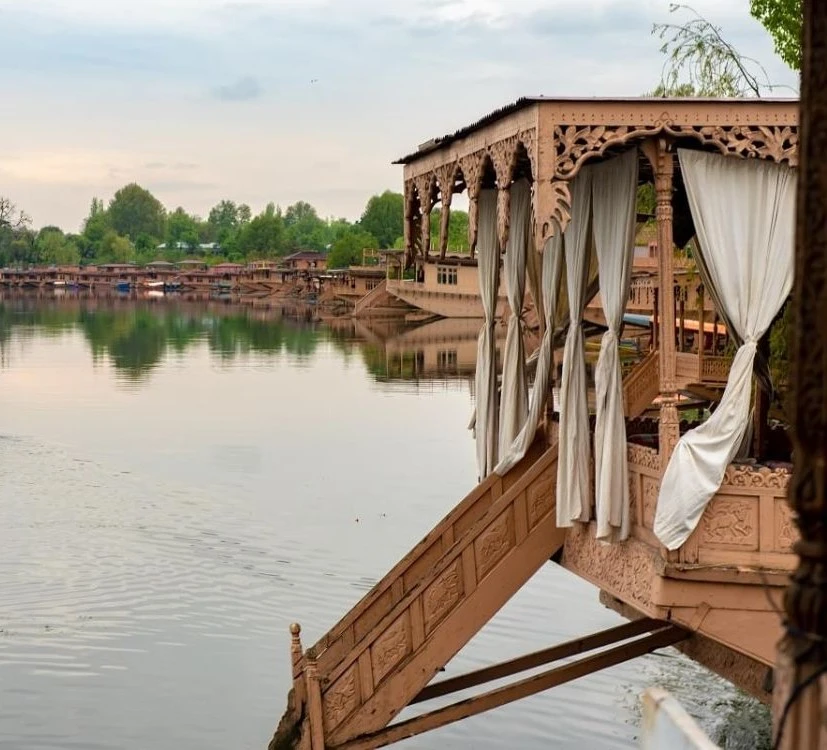 3night-4days-kashmir-trip-JustWravel-1744288247-Kashmir-packages-(6).jpg