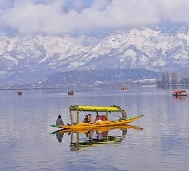 4-days-kashmir-honeymoon-package--JustWravel-1733923210-Mobile-banner-honeymoon-(6).jpg