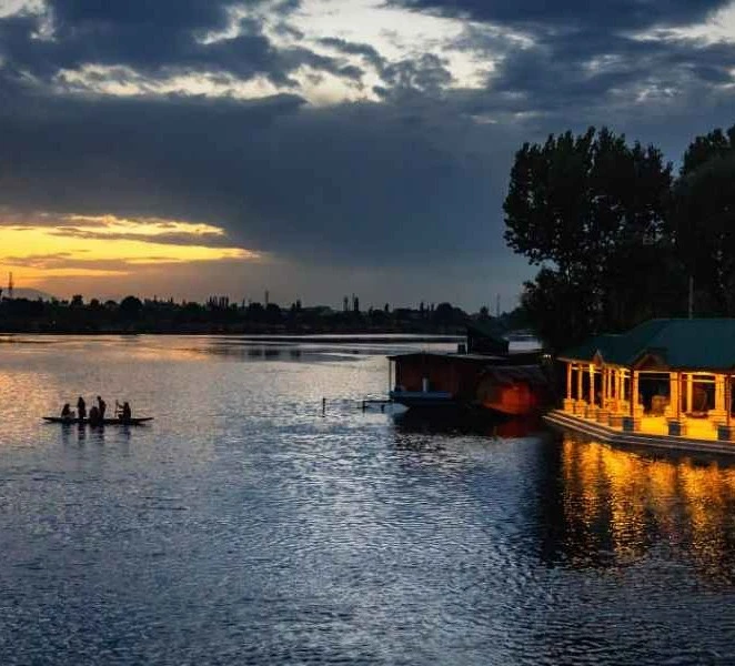 kashmir-honeymoon-package-–-4-nights-5-days-JustWravel-1753067059-A-stunning-sunset-at-Dal-Lake.jpg