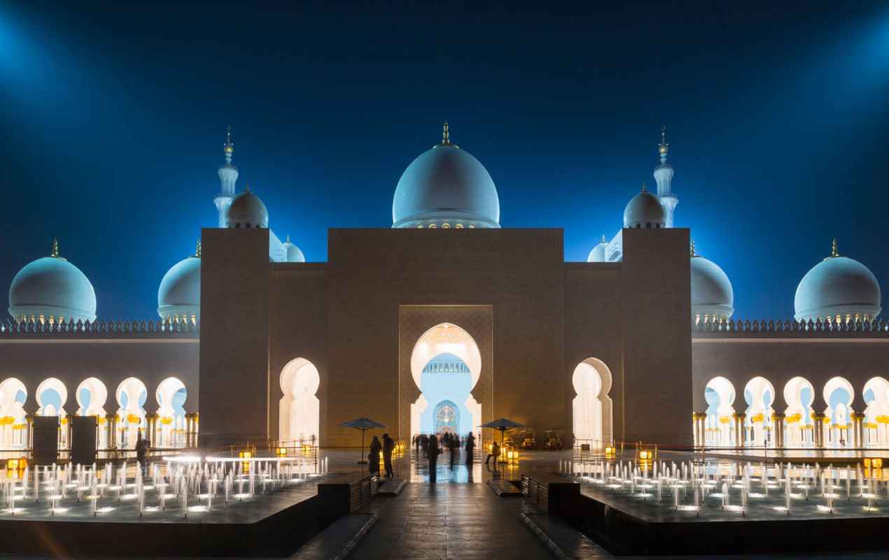 Sheikh Zayed Mosque at night, Abu Dhabi, United Arab Emirates.