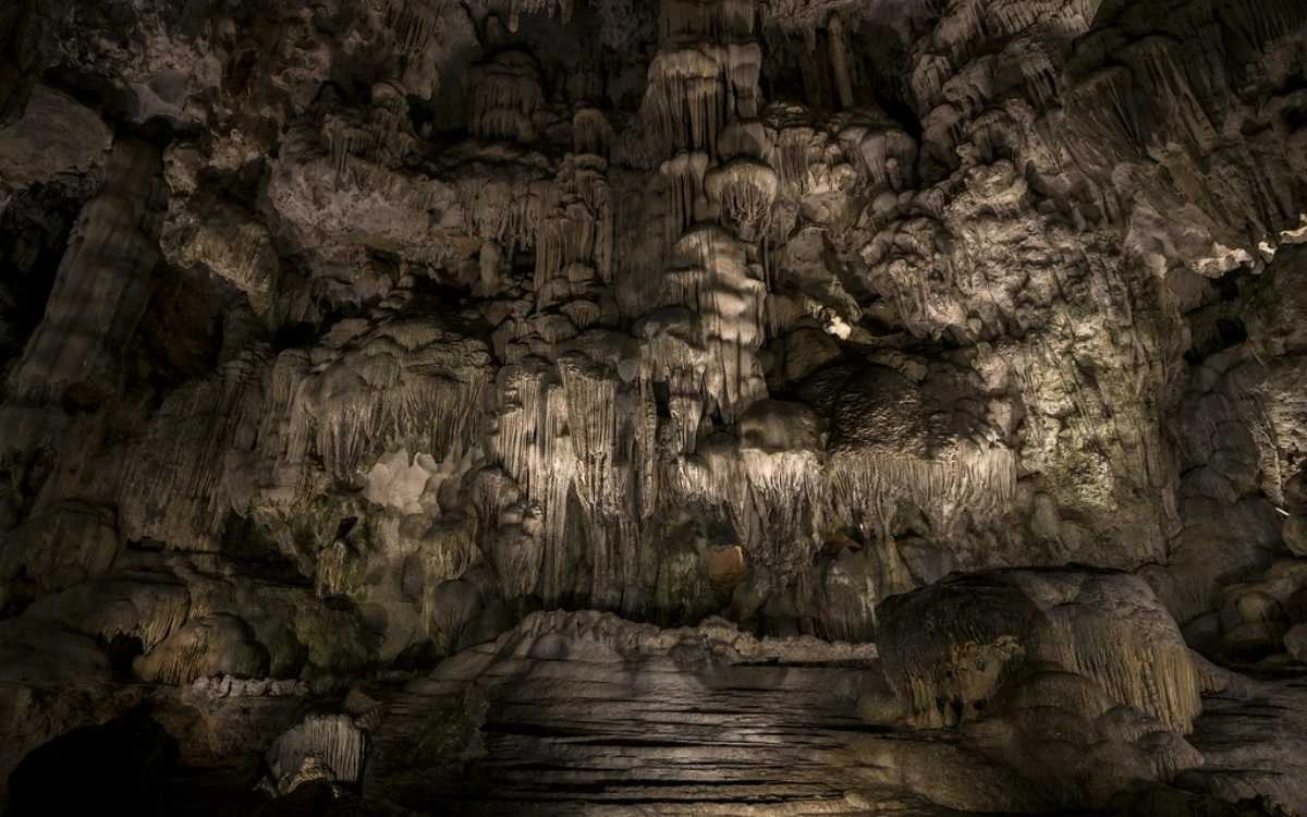 Thien Cung Cave (Heaven Cave))