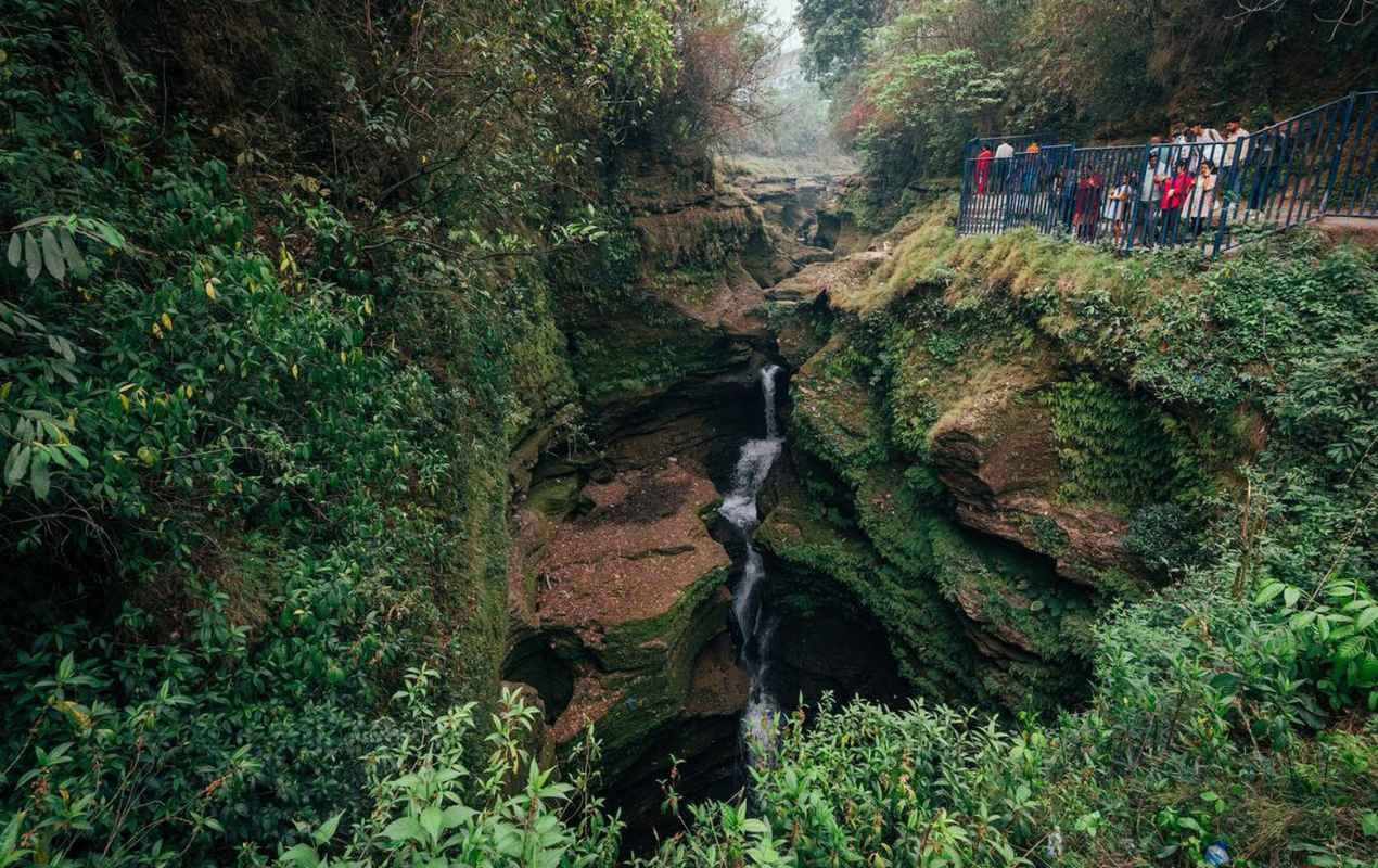 Tourist at the Devi's Fall viewpoint