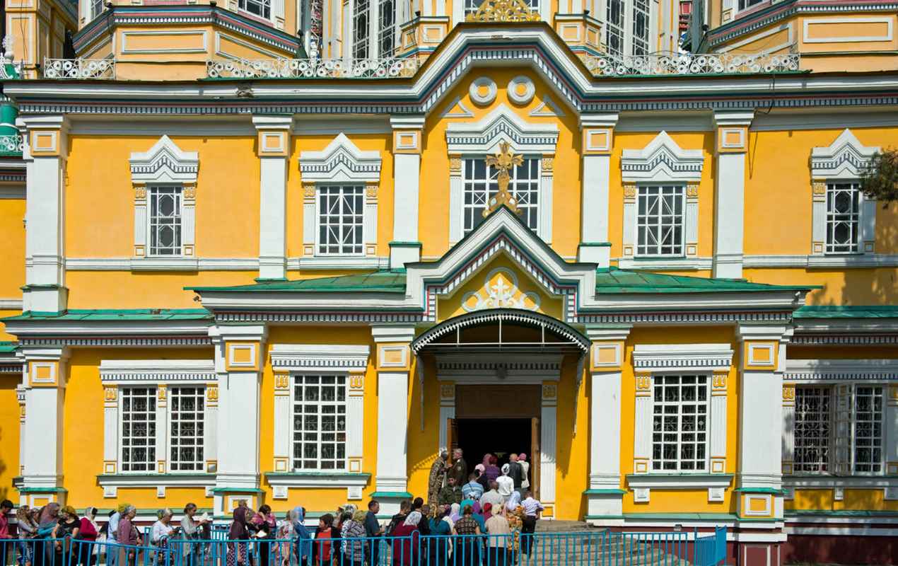People lining up at the entrance to the Ascension Cathedral, Zenkov Cathedral