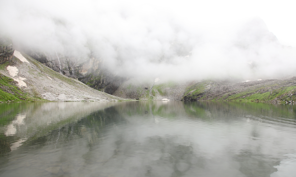 JustWravel-1713784716-hemkund-lake.png