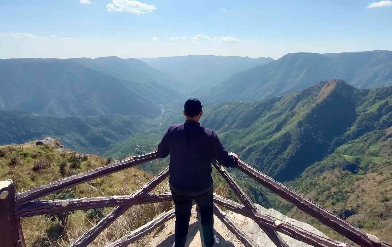 Wraveler enjoying the breathtaking views from Laitlum Canyon