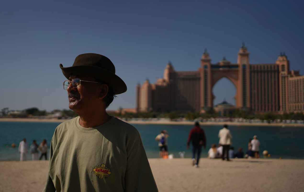 A traveler posing with the backdrop of Atlantis, The Palm