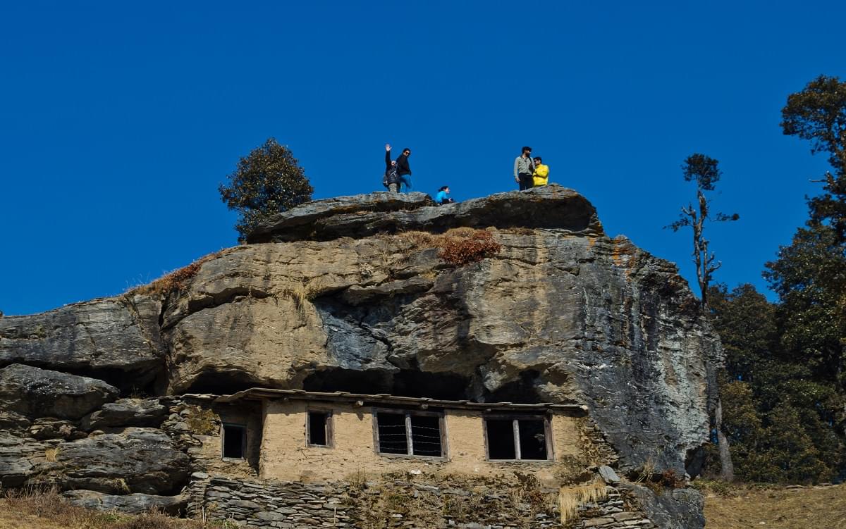 Cave house on trail to Serolsar Lake