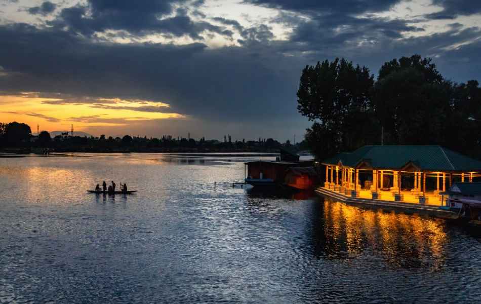 A stunning sunset at Dal Lake