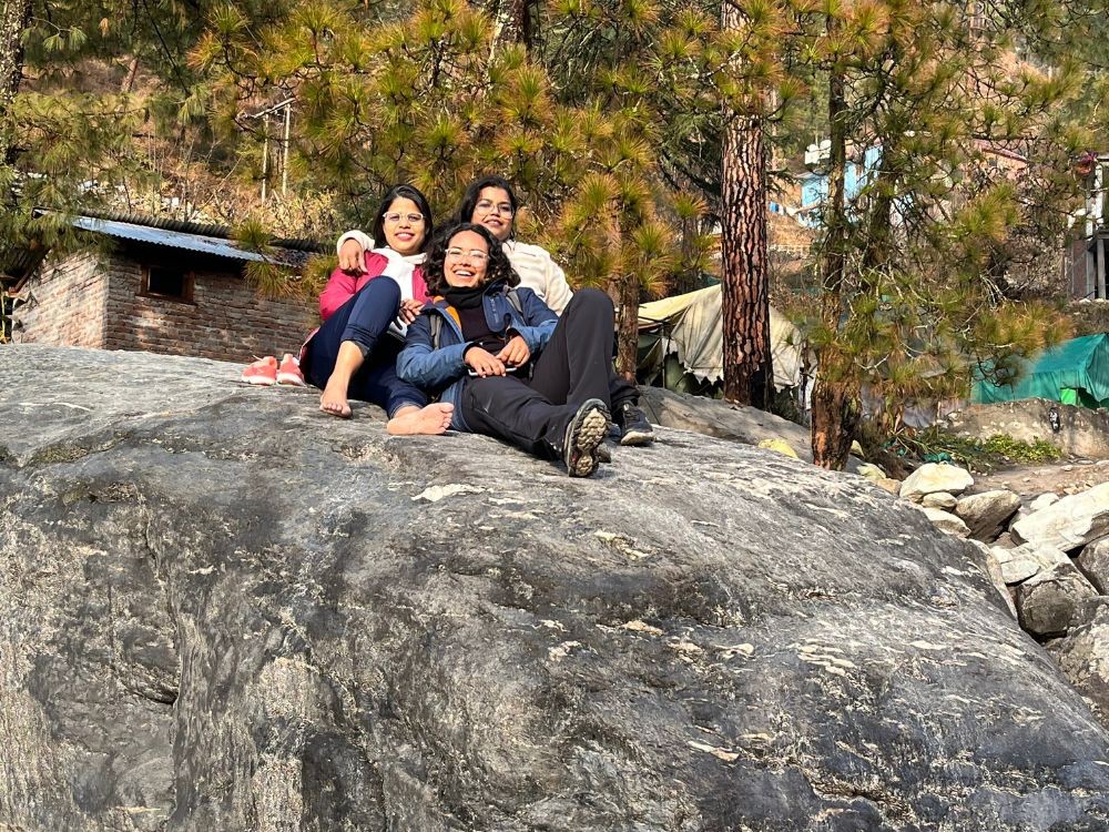 Travelers bonding in Kasol Tosh