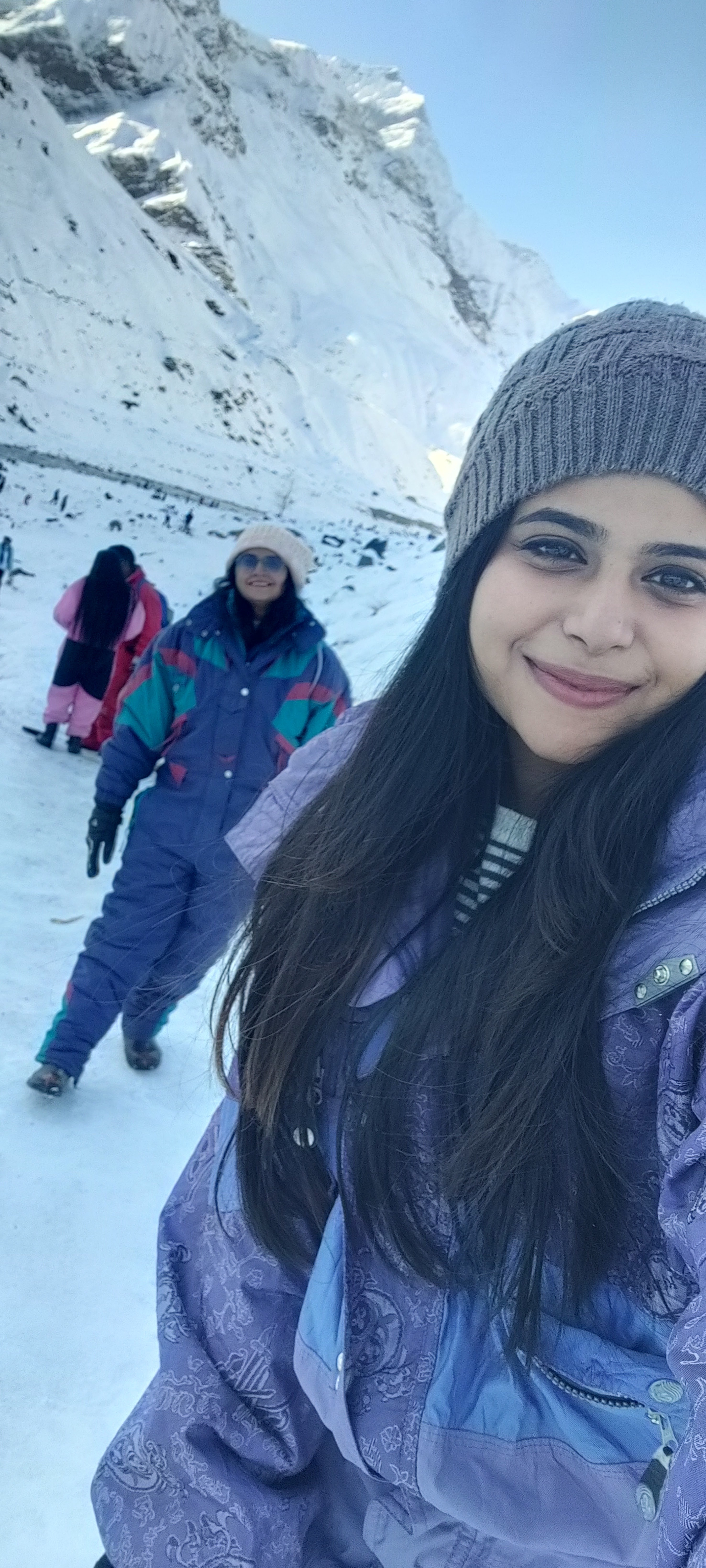 Travelers enojoying snow in Manali