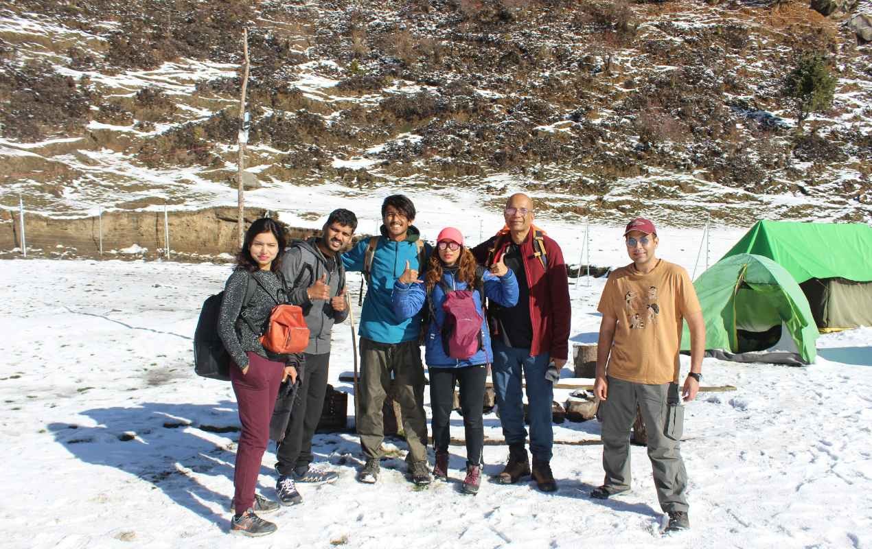 Group of Wravelers posing for the cameras on Parashar Lake Trek