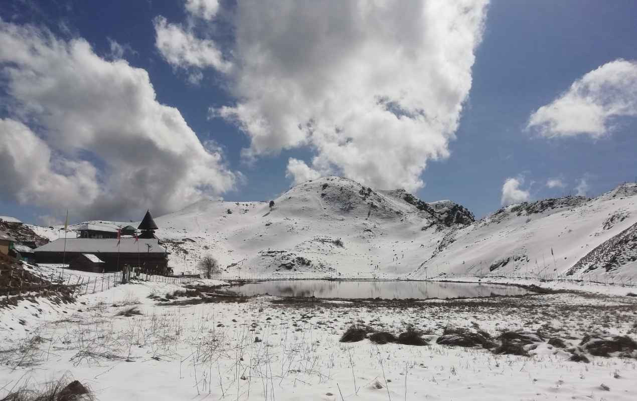 A snap of the Parashar lake up and close.